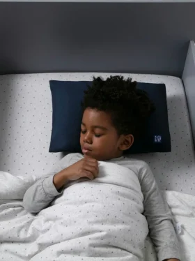 Almohada de espuma con memoria para niños pequeños de babyGap con 2 fundas refrescantes