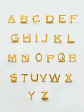 Aretes con iniciales doradas de Admiral Row