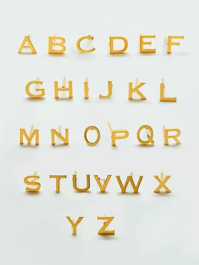 Aretes con iniciales doradas de Admiral Row