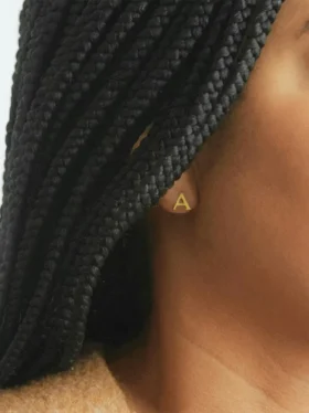 Aretes con iniciales doradas de Admiral Row
