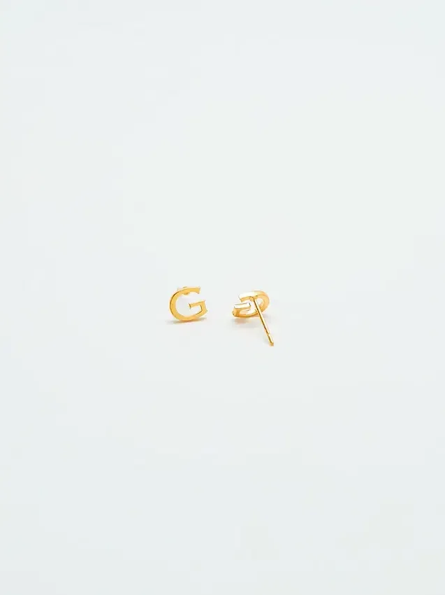Aretes con iniciales doradas de Admiral Row