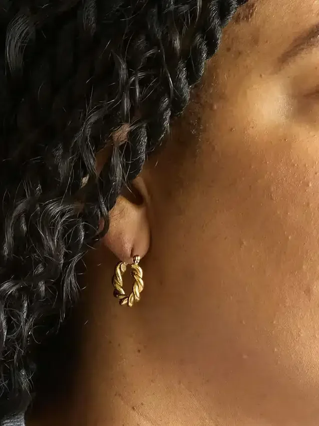 Aretes de aro ovalados retorcidos dorados de Admiral Row