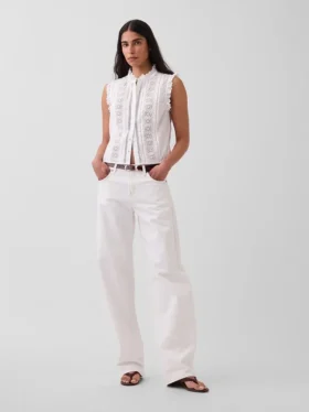 Blusa con botones en la parte delantera, pliegues y ribete de encaje