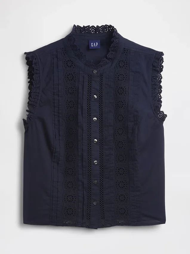 Blusa con botones en la parte delantera, pliegues y ribete de encaje