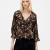Blusa con cuello en V y volantes