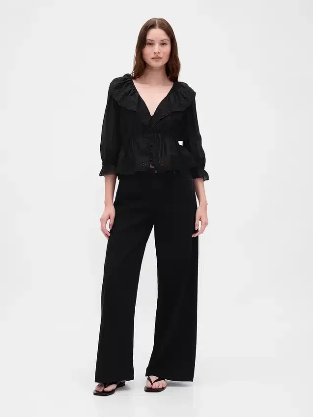 Blusa con cuello en V y volantes