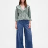 Blusa con cuello en V y volantes