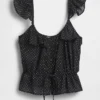 Blusa con mangas onduladas y lazo en la cintura