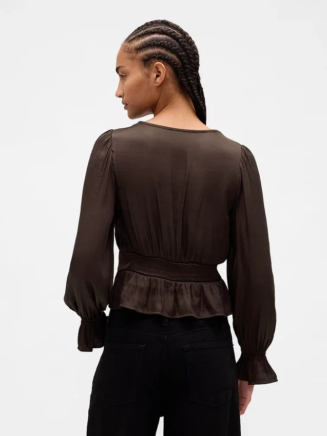 Blusa con peplum, cuello en V y ojales