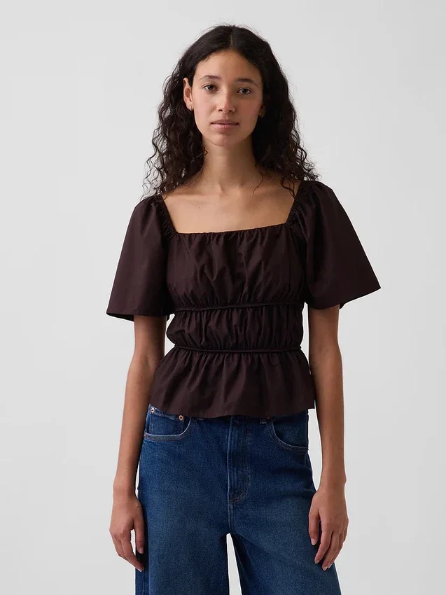 Blusa con peplum y cuello cuadrado