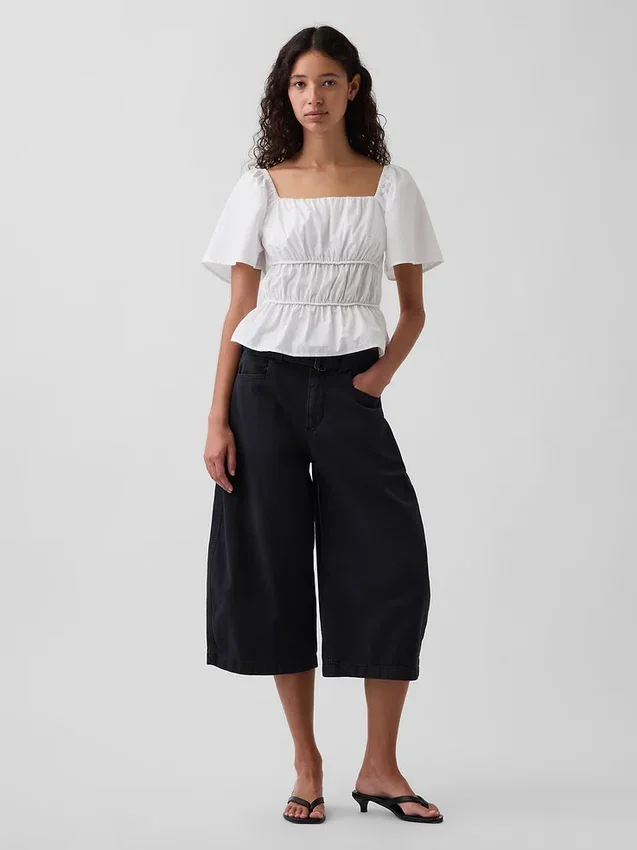 Blusa con peplum y cuello cuadrado