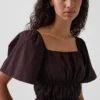 Blusa con peplum y cuello cuadrado