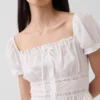 Blusa con peplum y ribete de encaje, cuello cuadrado