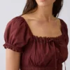 Blusa con peplum y ribete de encaje, cuello cuadrado