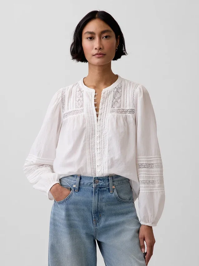 Blusa con pliegues y ribete de encaje