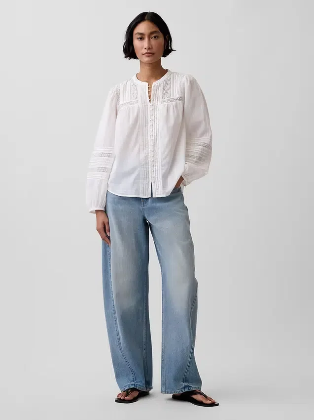 Blusa con pliegues y ribete de encaje