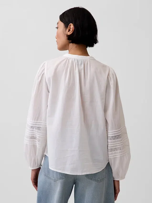 Blusa con pliegues y ribete de encaje