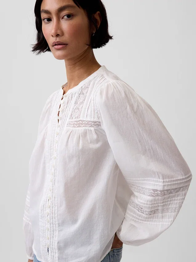 Blusa con pliegues y ribete de encaje