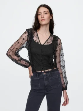 Blusa con volantes de encaje reciclado