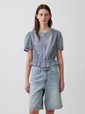 Blusa corta con peplum y cierre frontal de botones