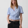 Blusa corta con peplum y cierre frontal de botones