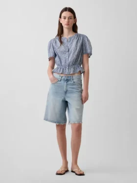 Blusa corta con peplum y cierre frontal de botones