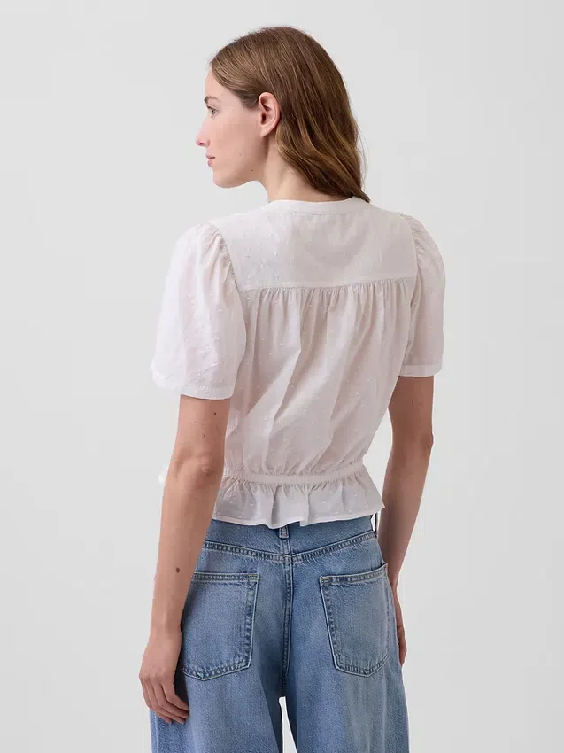 Blusa corta con peplum y cierre frontal de botones