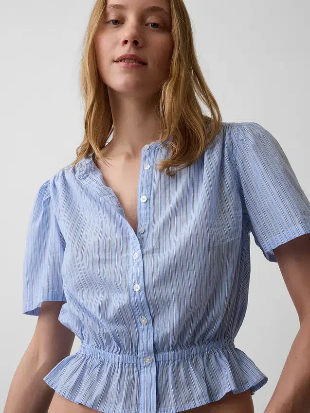 Blusa corta con peplum y cierre frontal de botones