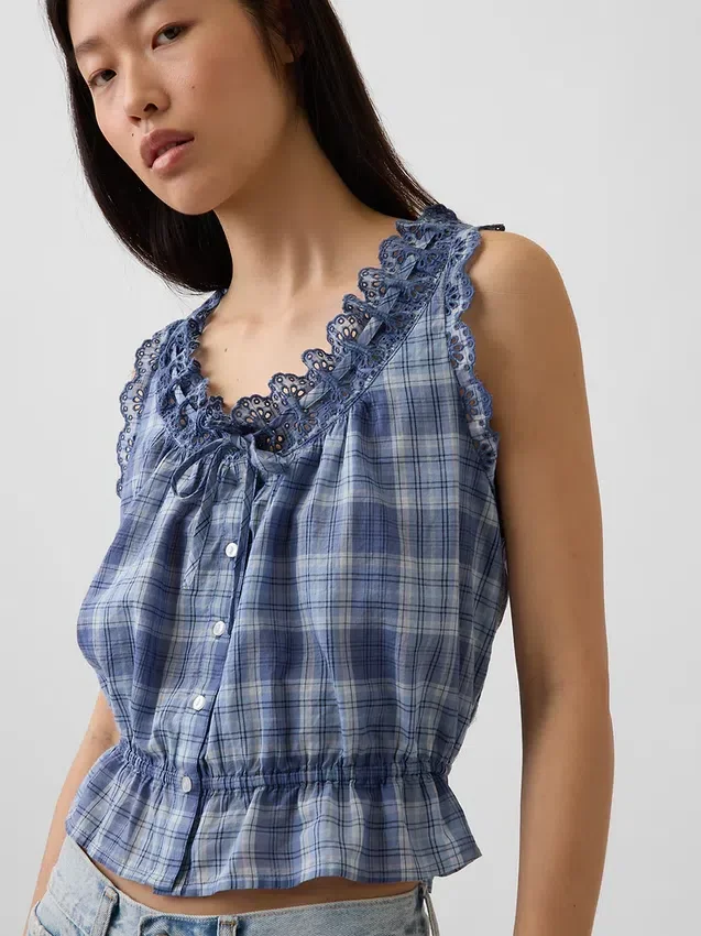 Blusa corta con peplum y lazo frontal con ojales