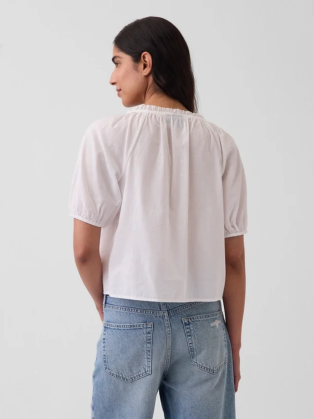 Blusa corta con pinzas y mangas hasta el codo