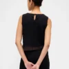 Blusa corta de encaje con cuello de barco