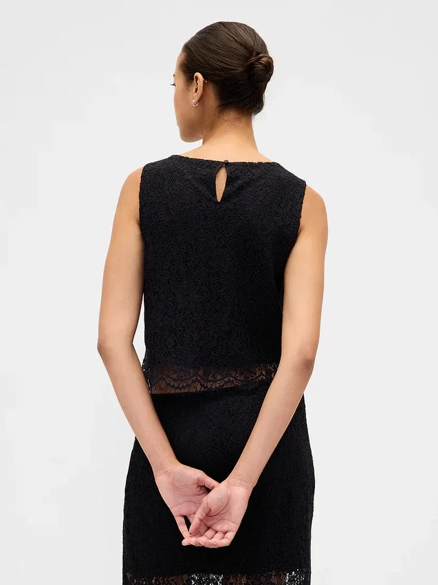 Blusa corta de encaje con cuello de barco