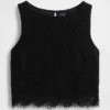 Blusa corta de encaje con cuello de barco