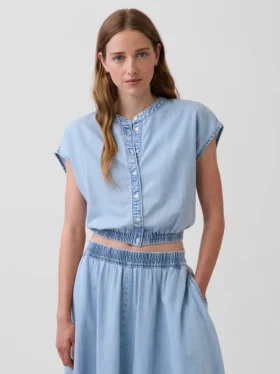 Blusa corta de mezclilla con mangas casquillo y botones al frente