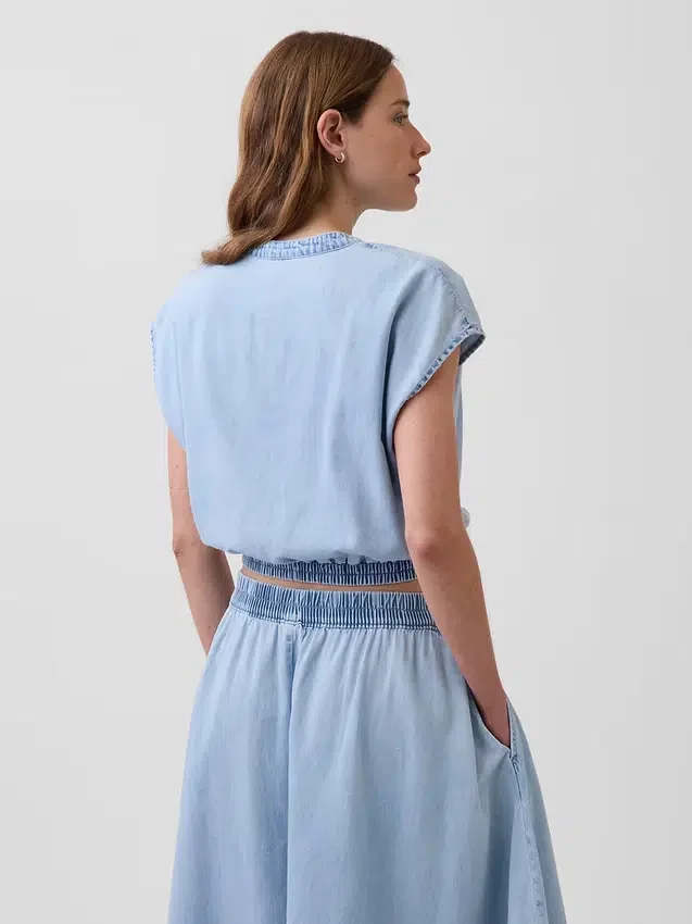 Blusa corta de mezclilla con mangas casquillo y botones al frente