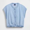 Blusa corta de mezclilla con mangas casquillo y botones al frente