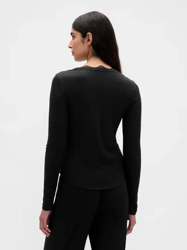 Blusa de pijama con ribete de encaje y patrón de mini acanalado