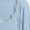 Blusa de pijama con ribete de encaje y patrón de mini acanalado