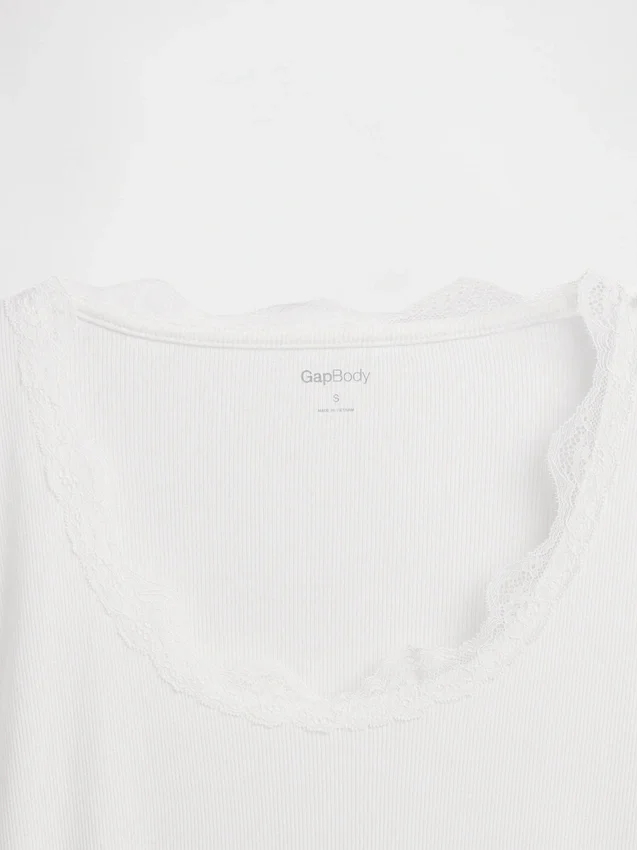 Blusa de pijama con ribete de encaje y patrón de mini acanalado