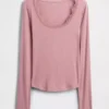 Blusa de pijama con ribete de encaje y patrón de mini acanalado