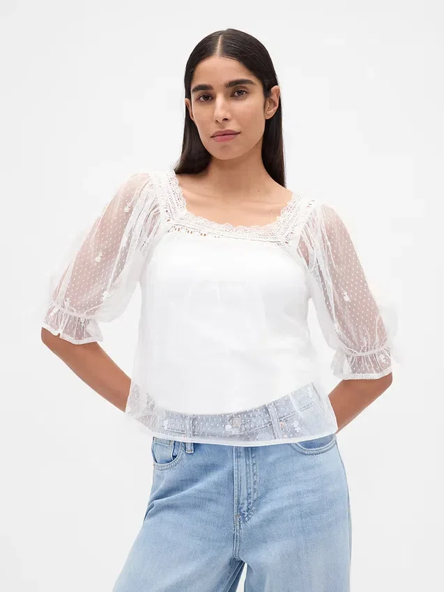 Blusa de tul transparente con bordados