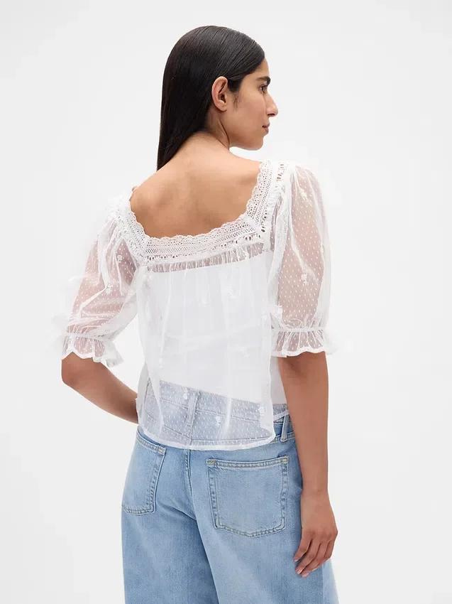 Blusa de tul transparente con bordados
