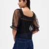Blusa de tul transparente con bordados