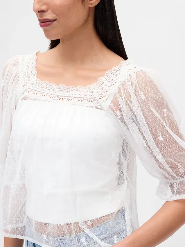 Blusa de tul transparente con bordados