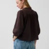 Blusa holgada con cierre de botones y ribete de encaje