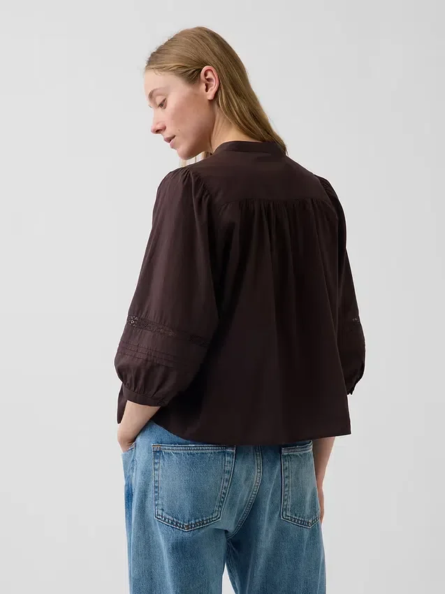 Blusa holgada con cierre de botones y ribete de encaje