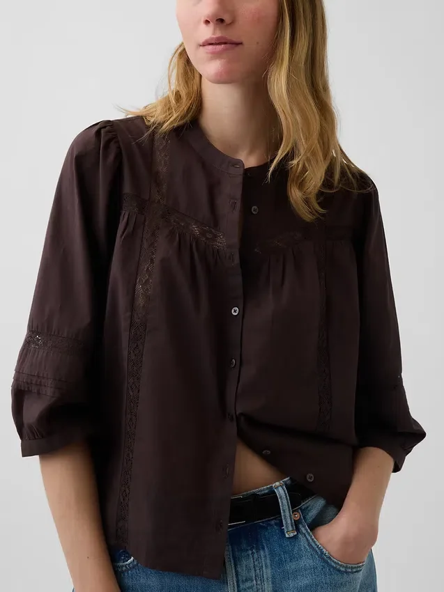 Blusa holgada con cierre de botones y ribete de encaje