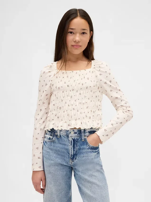Blusa infantil con cuello cuadrado y fruncido