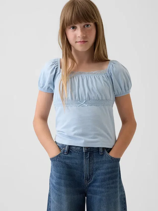Blusa infantil de mangas abullonadas con ribete de encaje