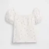 Blusa infantil de mangas abullonadas con ribete de encaje